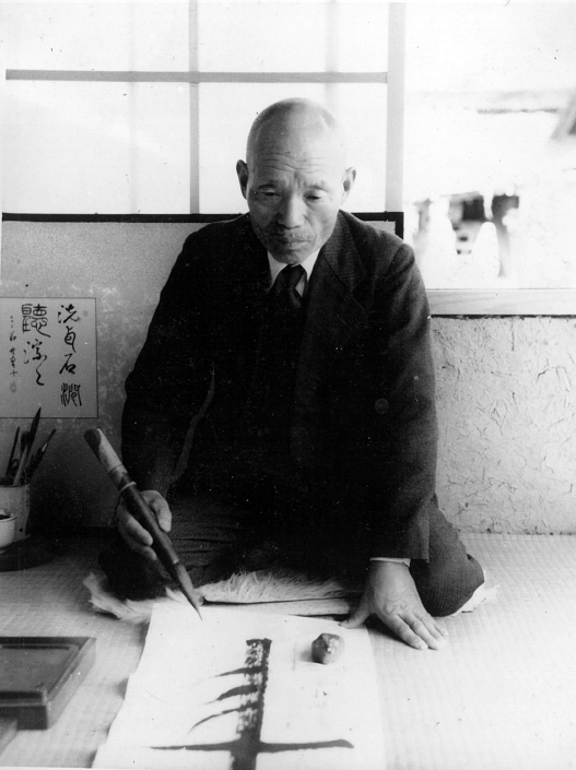 揮毫する大原桂南